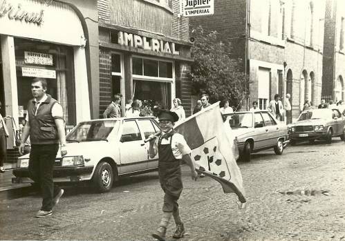 Photographie d'un enfant costumé en marmouset