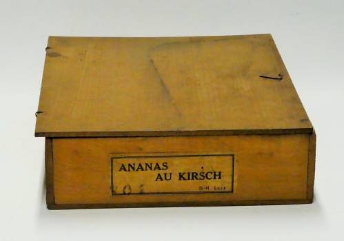 Boîte d'annanas au kirsch